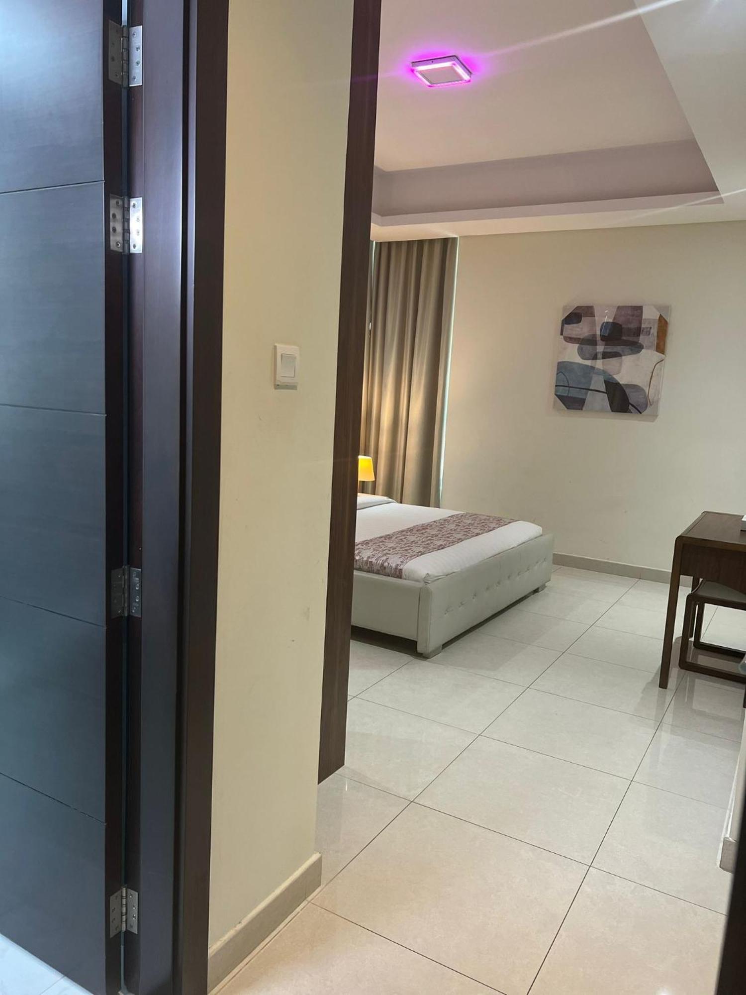 Sirius Tower Aparthotel Manamah Buitenkant foto